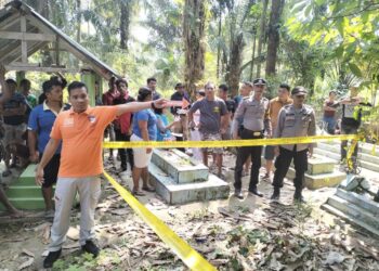 Tim Terpadu Polsek Kotarih Olah TKP Dugaan Bunuh Diri di Pemakaman