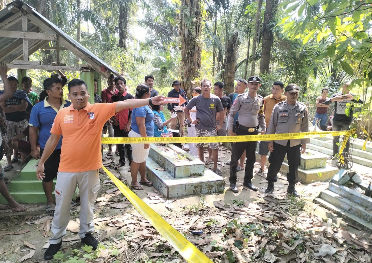 Tim Terpadu Polsek Kotarih Olah TKP Dugaan Bunuh Diri di Pemakaman