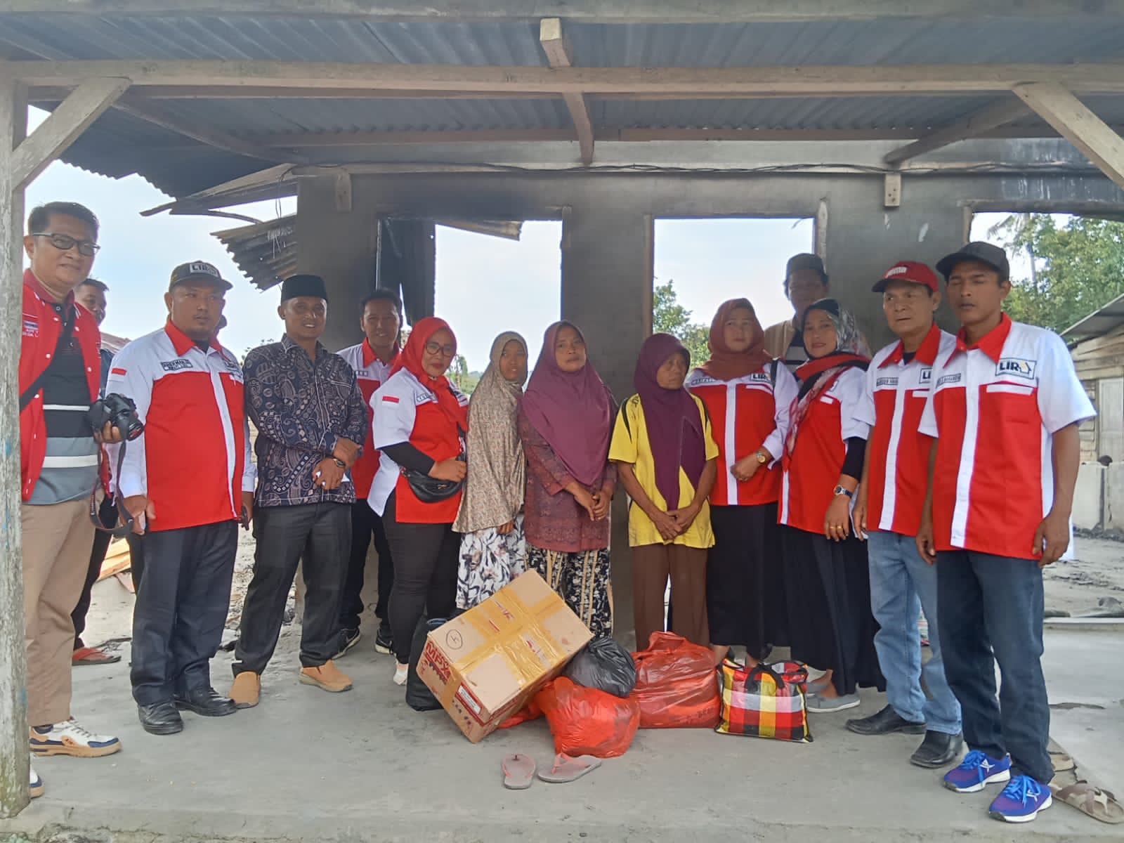 LIRA Simalungun Salurkan Bantuan Bagi Korban Kebakaran Di Dolok Maraja LIRA Simalungun Salurkan Bantuan Bagi Korban Kebakaran Di Dolok Maraja