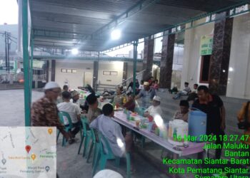Bhabinkamtibmas Bantan Polsek Siantar Barat Buka Puasa Bersama Di Mesjid