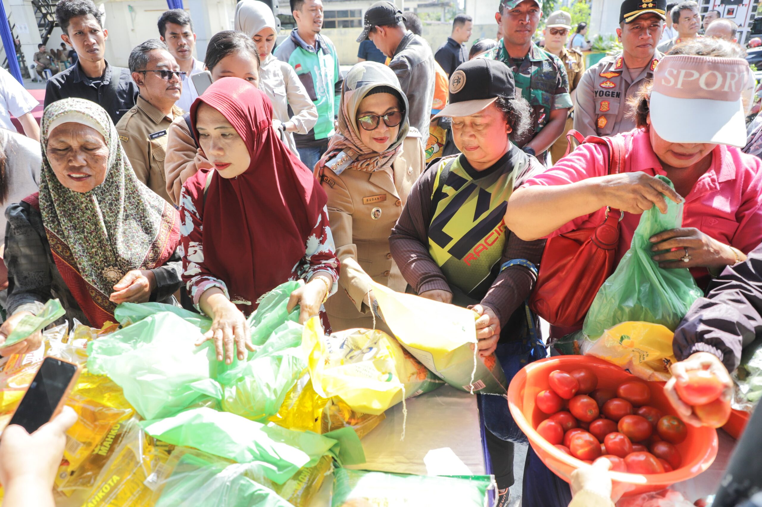 Wali Kota Siantar Buka Pasar Murah Untuk Menjaga Stabilitas Harga Dan Ketersediaan Bahan Pangan Wali Kota Siantar Buka Pasar Murah Untuk Menjaga Stabilitas Harga Dan Ketersediaan Bahan Pangan