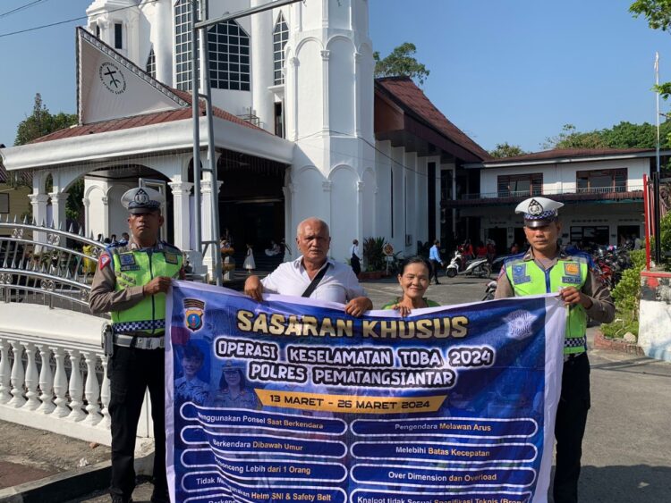 Ops Keselamatan Toba 2024, Sat Lantas Polres Pematang Siantar Edukasi Jemaat Gereja Tertib Berlalu Lintas