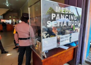 Kasat Binmas Polres Pematangsiantar Edukasi Ops Keselamatan Toba 2024 di Loket Bus