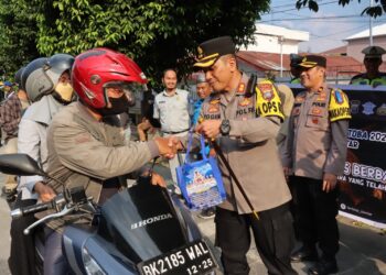 Ops Keselamatan Toba 2024, Polres Pematang Siantar Bagikan Takjil Kepada Masyarakat Yang Tertib Berlalulintas