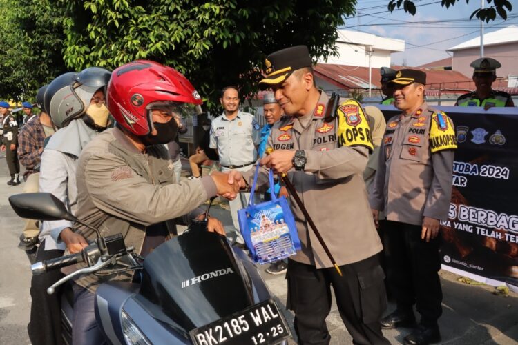 Ops Keselamatan Toba 2024, Polres Pematang Siantar Bagikan Takjil Kepada Masyarakat Yang Tertib Berlalulintas