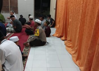 Bhabinkamtibmas Bukit Sofa Lakukan Pengamanan dan Ikut Sholat Tarawih Di Mesjid Al Hidayah