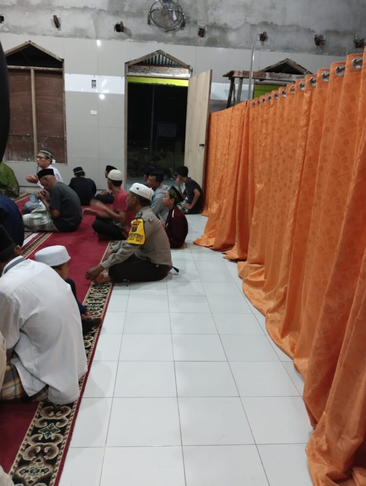 Bhabinkamtibmas Bukit Sofa Lakukan Pengamanan dan Ikut Sholat Tarawih Di Mesjid Al Hidayah
