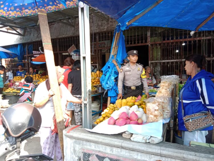 Jaga Keamanan dan Kenyamanan, Polsek Siantar Barat Aktif Patroli Dialogis di Pasar Horas