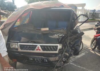 Tabrak Beton Pembatas Jalan, Sopir dan Penumpang L300 Dilarikan ke Rumah Sakit