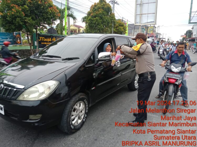 Jelang Berbuka Puasa, Bhabinkamtibmas Polsek Siantar Marihat Bagikan Takjil Kepada Masyarakat Jelang Berbuka Puasa, Bhabinkamtibmas Polsek Siantar Marihat Bagikan Takjil Kepada Masyarakat