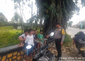 Bhabinkamtibmas Polsek Siantar Marihat Himbau Anak-Anak Tidak Berenang Di Sungai Bah Biak Bawah Jembatan Jalan Parapat