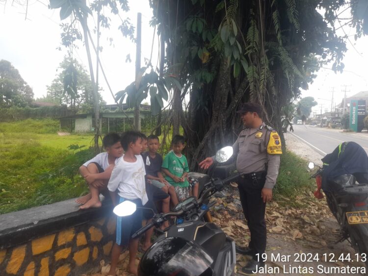 Bhabinkamtibmas Polsek Siantar Marihat Himbau Anak-Anak Tidak Berenang Di Sungai Bah Biak Bawah Jembatan Jalan Parapat