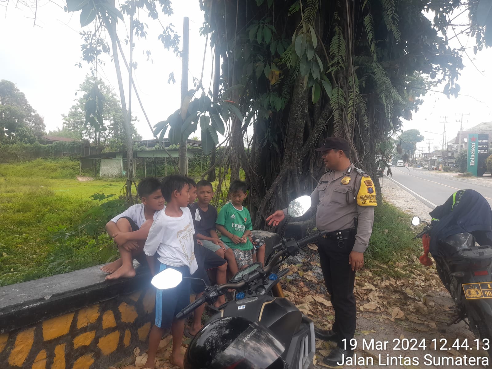 Bhabinkamtibmas Polsek Siantar Marihat Himbau Anak-Anak Tidak Berenang Di Sungai Bah Biak Bawah Jembatan Jalan Parapat Bhabinkamtibmas Polsek Siantar Marihat Himbau Anak-Anak Tidak Berenang Di Sungai Bah Biak Bawah Jembatan Jalan Parapat