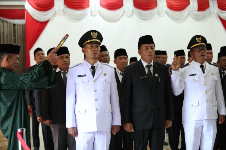 Bupati Pakpak Bharat Lantik 35 Pejabat Tinggi Pratama, Camat, Pejabat Administrator, Pejabat Pengawas dan Kepala Sekolah