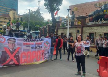 Aksi di Mabes Polri, Aliansi Mahasiswa Sumatra Utara Bersatu Desak Copot Kapolda Sumut 