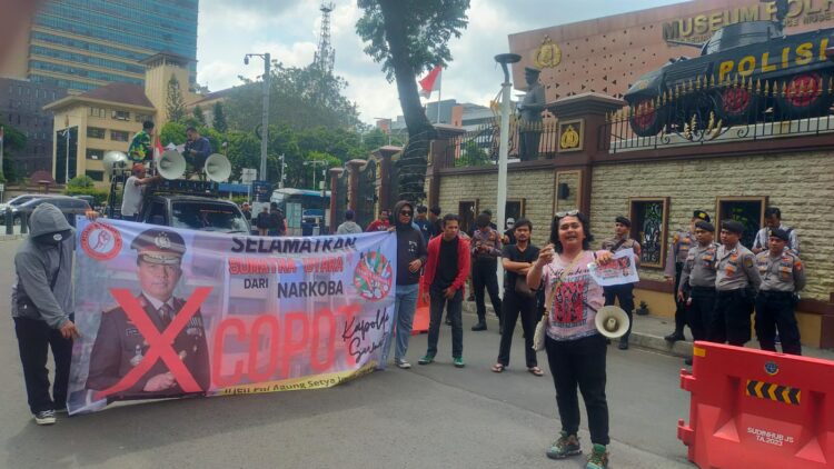 Aksi di Mabes Polri, Aliansi Mahasiswa Sumatra Utara Bersatu Desak Copot Kapolda Sumut 