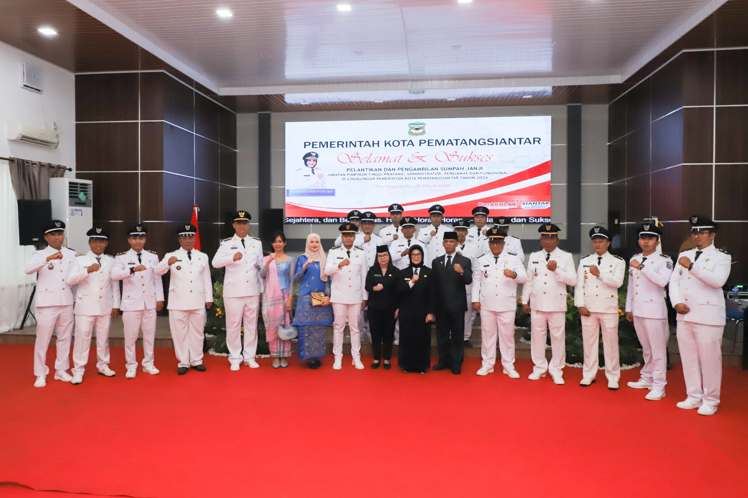 Wali Kota Pematangsianțar Melantik Dan Mengambil Sumpah Janji 92 JPT Pratama, Administrator,Pengawas dan Fungsional Wali Kota Pematangsianțar Melantik Dan Mengambil Sumpah Janji 92 JPT Pratama, Administrator,Pengawas dan Fungsional