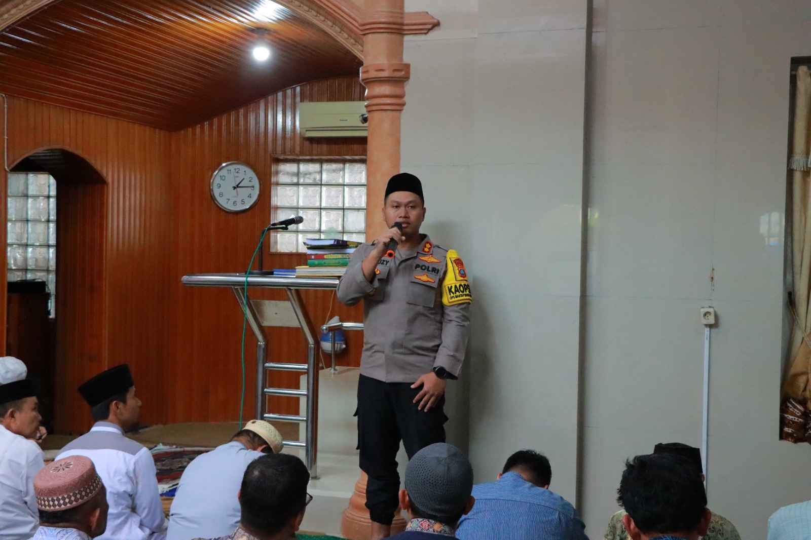 Di Mesjid Al-Hikmah, Kapolres Sibolga Laksanakan Jumat Curhat Dan Sampaikan Himbauan Kamtibmas