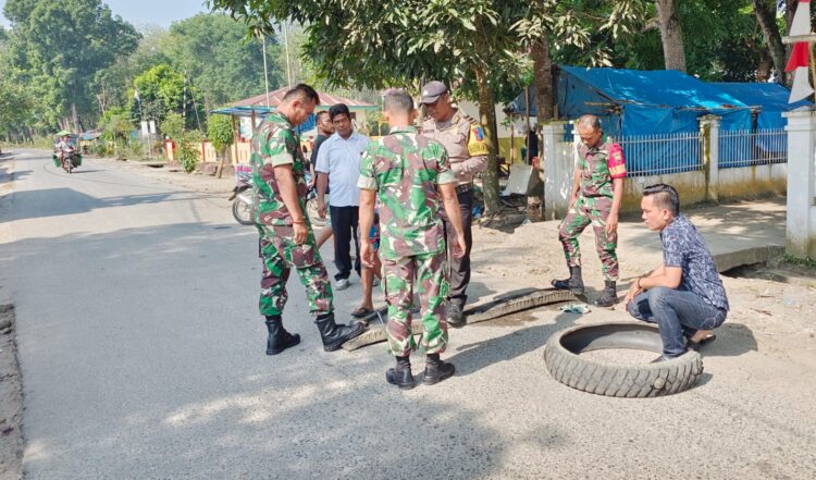 Pendekatan Sinergitas TNI-Polri Cegah Kecelakaan, Polsek Kotarih dan Koramil Pasang Pita Kejut Speed Bump