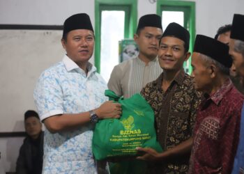 100 Paket Sembako BAZNAS Disalurkan PJ Bupati Lampung Barat di Safari Ramadhan