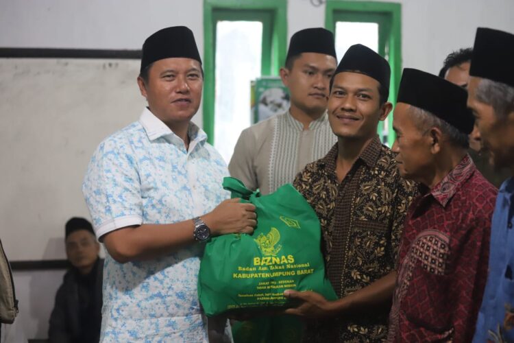 100 Paket Sembako BAZNAS Disalurkan PJ Bupati Lampung Barat di Safari Ramadhan