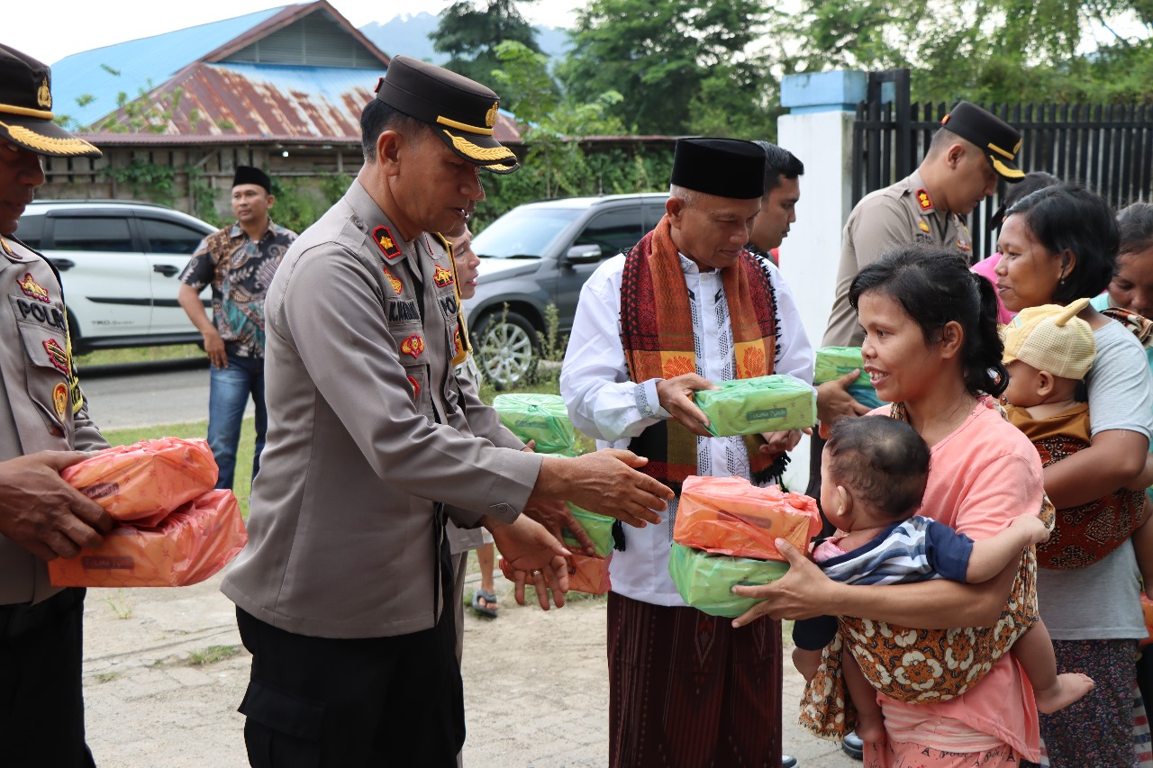 Polres Tapteng Berbagi Sembako Di Bulan Ramadhan