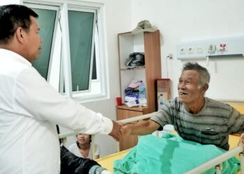 Sambangi RSUD Tuan Rondahaim, Bupati Simalungun Sempatkan Jenguk Pasien