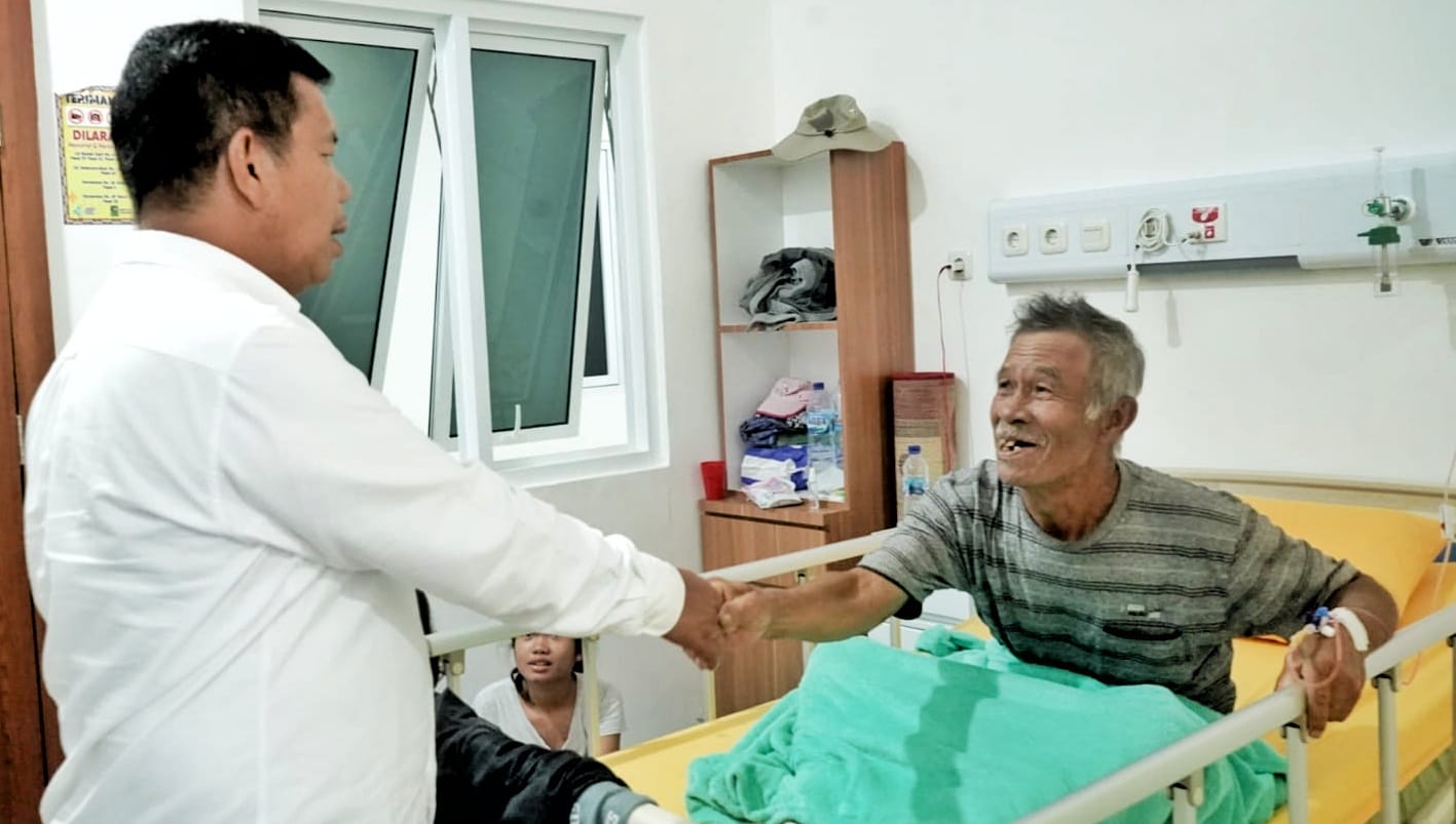 Sambangi RSUD Tuan Rondahaim, Bupati Simalungun Sempatkan Jenguk Pasien