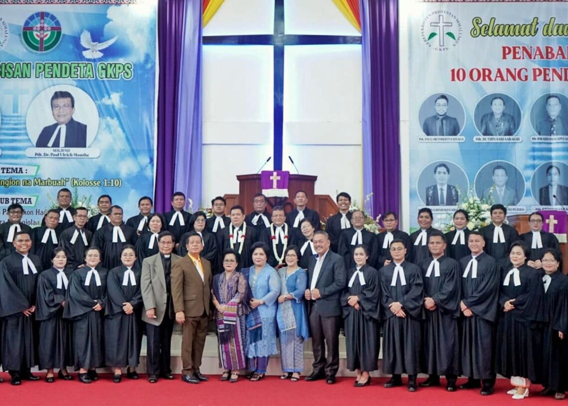 Pendeta Rende Pentahbisan Pendeta GKPS, Bupati Simalungun Radiapoh Sinaga: