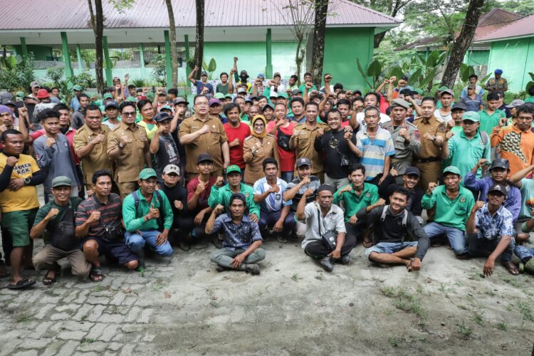 Wali Kota Pematangsiantar Apel Pagi Bersama Pejuang Kebersihan Dinas Lingkungan Hidup di Tanjung Pinggir 