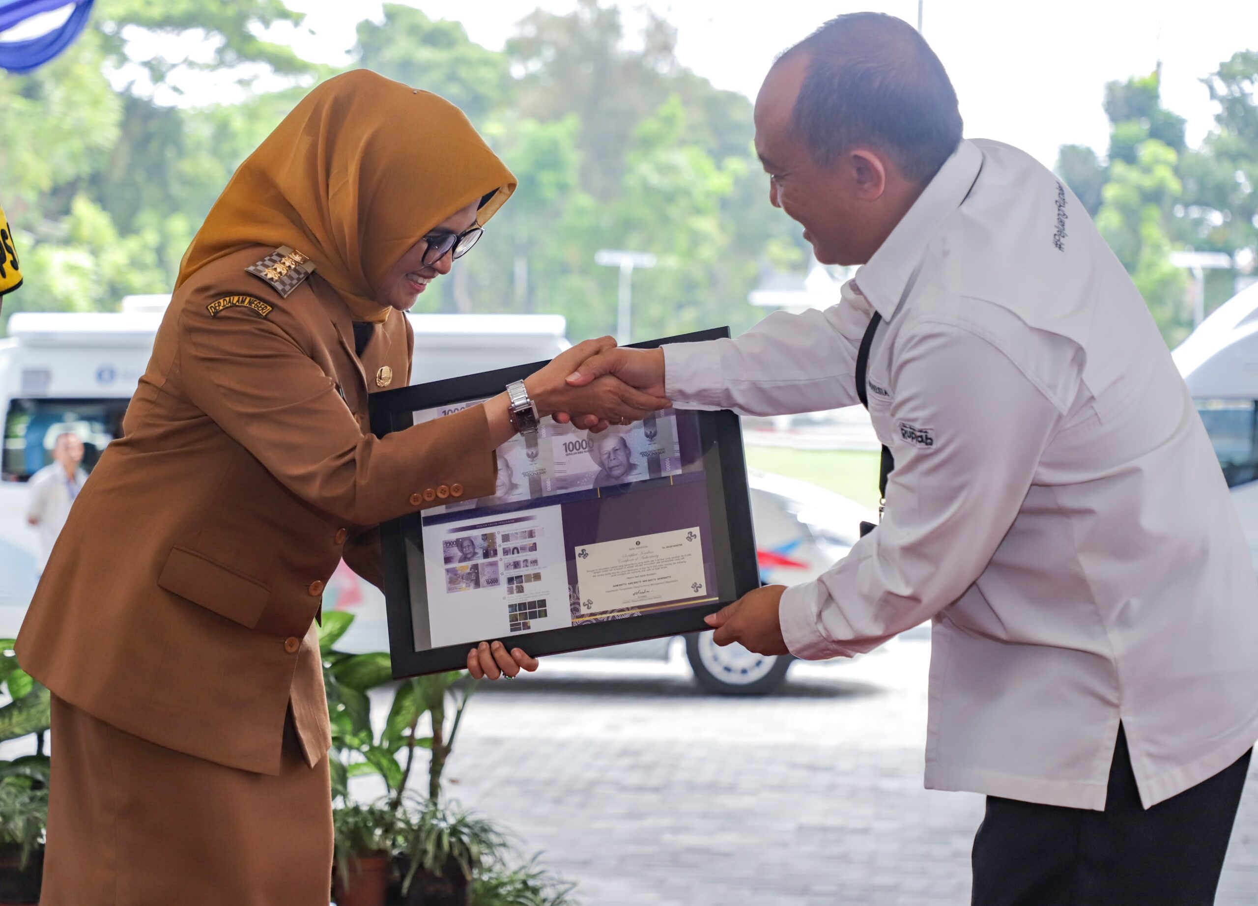 Wali Kota Pematangsiantar Menjadi Penukar Pertama Uang Pecahan Baru Di Layanan Penukaran Terpadu SERAMBI Wali Kota Pematangsiantar Menjadi Penukar Pertama Uang Pecahan Baru Di Layanan Penukaran Terpadu SERAMBI