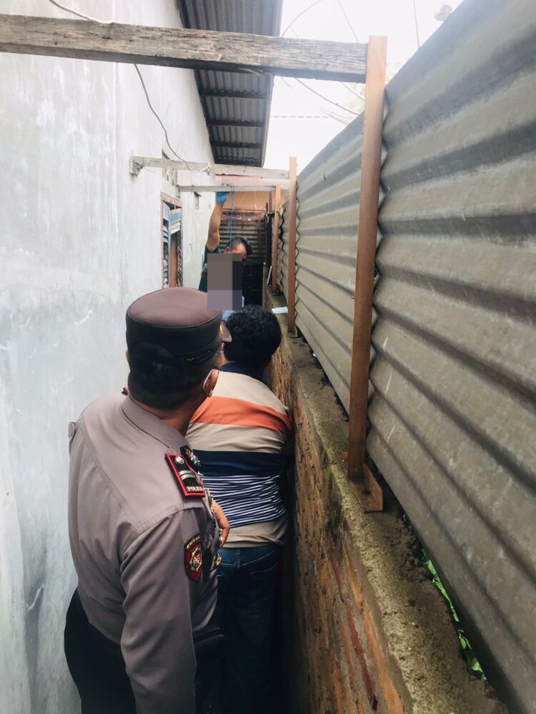 Lajang Tua Warga Jalan Narumonda Ditemukan Gantung Diri, Polsek Siantar Timur Olah TKP 