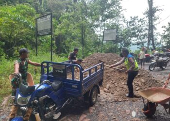 Sat Lantas Polres Tapteng Gotong Royong Bersama Warga Perbaiki Jalan Rusak di Batu Lubang