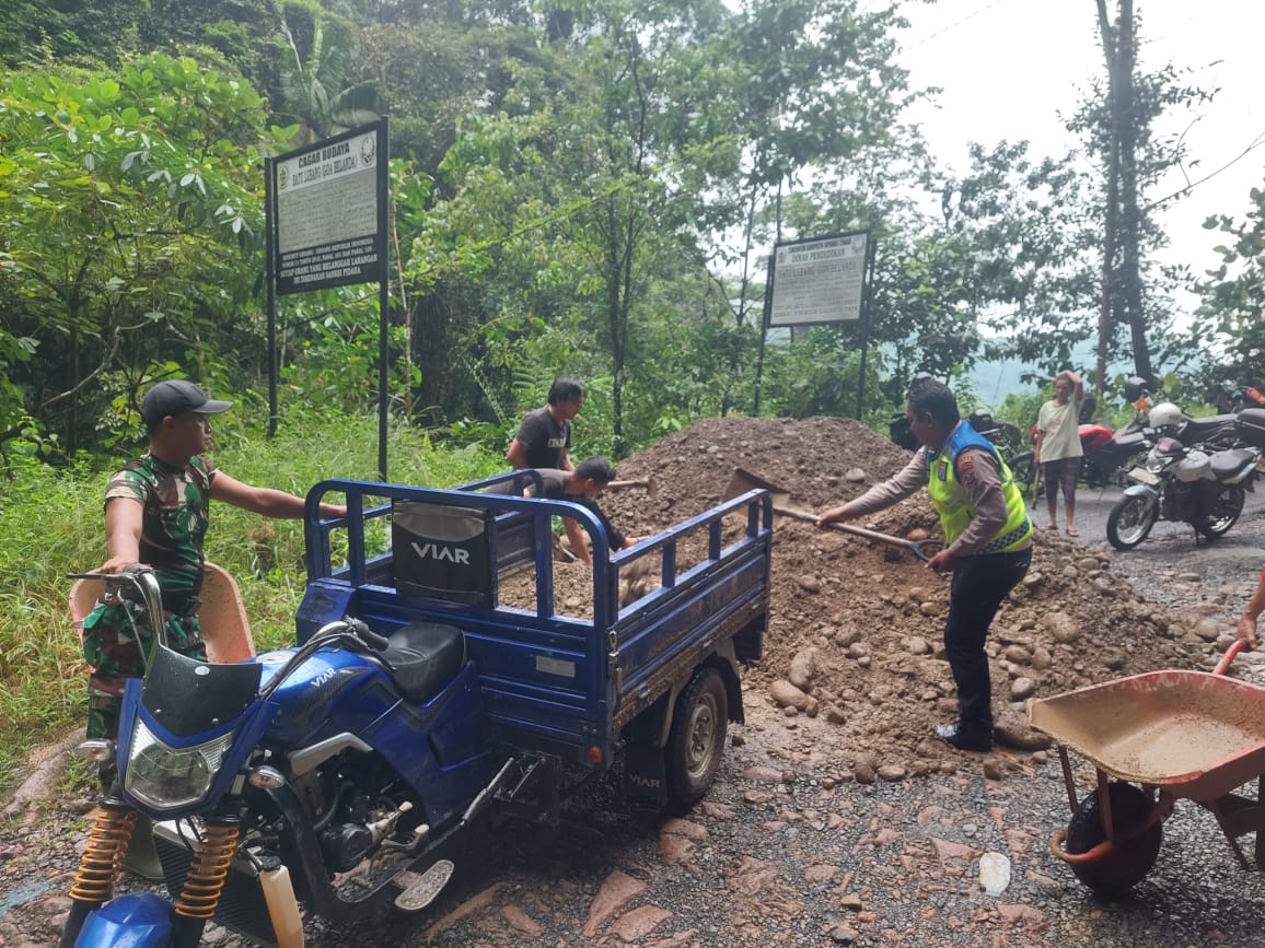 Sat Lantas Polres Tapteng Gotong Royong Bersama Warga Perbaiki Jalan Rusak di Batu Lubang
