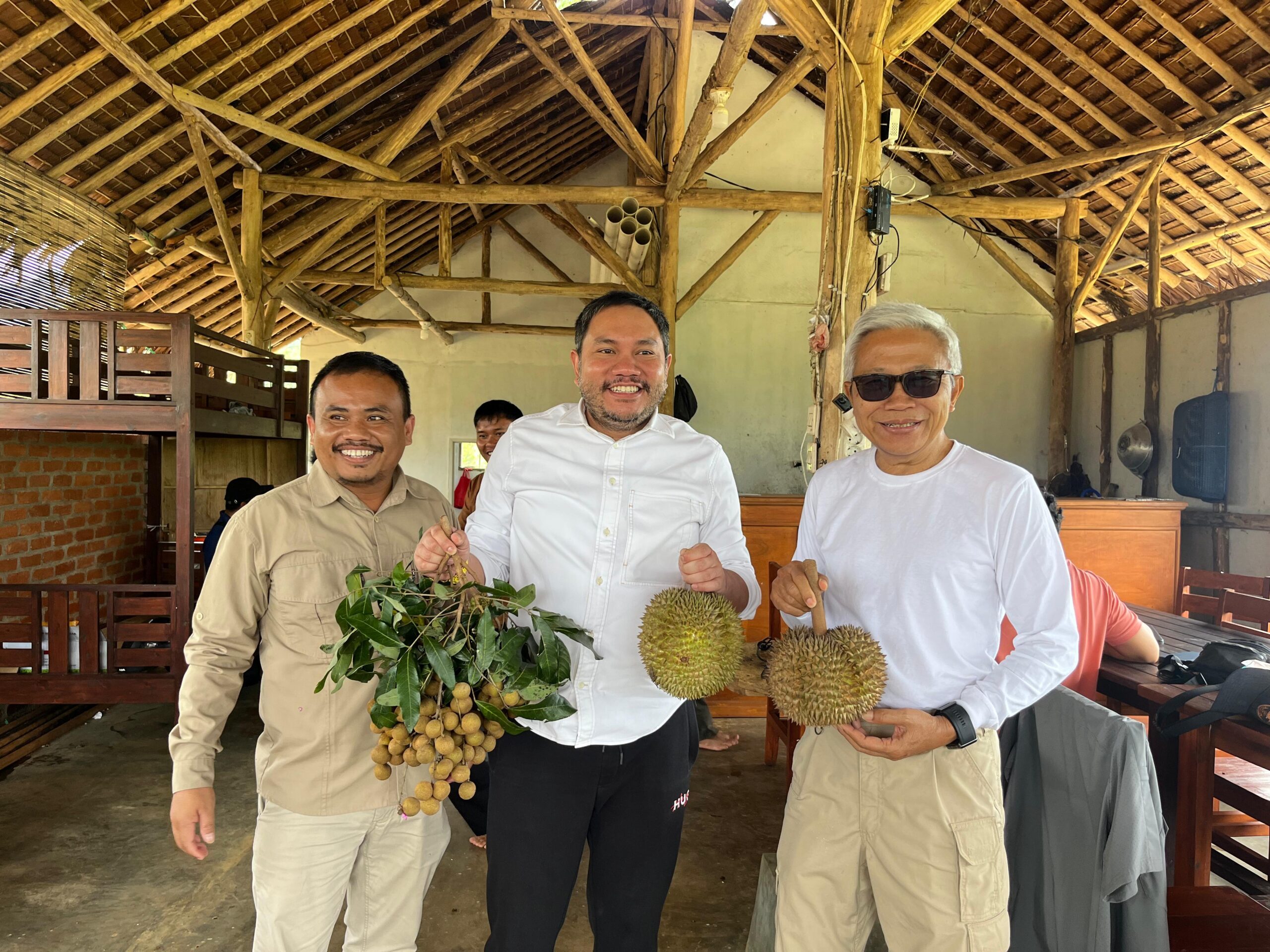 Bupati Pakpak Bharat Kunjungi Kebun Durian di Kabupaten Sukabumi Bupati Pakpak Bharat Kunjungi Kebun Durian di Kabupaten Sukabumi