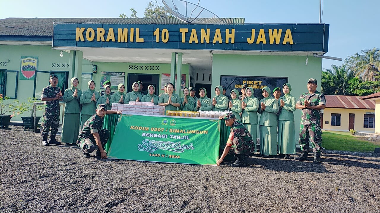Berbagi Berkah Ramadhan, Danramil 10 Tanah Jawa Kodim 0207 dan Jajaran Bagikan Takjil Bagi Pengguna Jalan Berbagi Berkah Ramadhan, Danramil 10 Tanah Jawa Kodim 0207 dan Jajaran Bagikan Takjil Bagi Pengguna Jalan