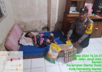 Bulan Suci Ramadhan, Bhabinkamtibmas Bantan Berikan Sembako Kepada Warga Yang Lumpuh