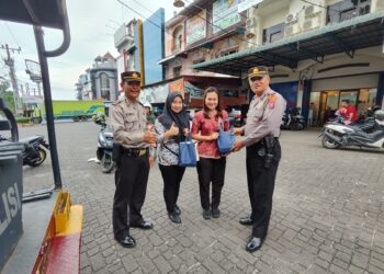 Bulan Suci Ramadhan, Kapolsek Siantar Timur Berbagi Takzil Gratis Kepada Masyarakat