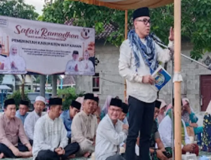 Safari Ramadhan, Bupati Way Kanan Bantu Masjid dan Sembako pada Warga