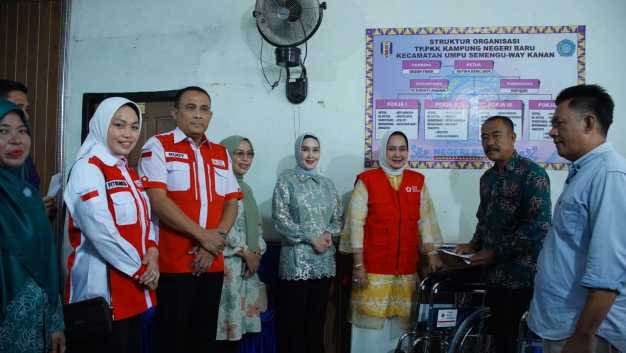 Ketua TP PKK Kabupaten Way Kanan Dampingi Ketua PMI Provinsi Lampung Serahkan Bantuan Kursi Roda Untuk Warga Ketua Tim Penggerak TPP Kabupaten Way Kanan Ny. Hj. Dessy Afriyanti Adipati