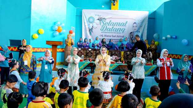 Bunda Dessy Adipati Berharap Pembinaan Kreativitas Peserta Didik PAUD Dapat Mengedukasi Anak-Anak Untuk Lebih Kreatif dan Inovatif Bunda PAUD Kabupaten Way Kanan, Bunda Hj. Dessy Afriyanti Adipati