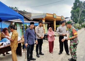 Pendekatan Religius Forkopimcam Kotarih, Berbagi Takjil dalam Ramadan Peduli