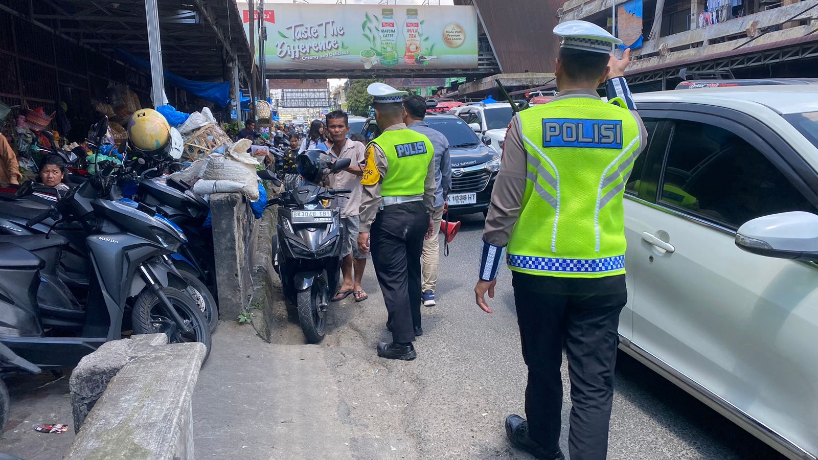 Sat Lantas Polres Pematang Siantar  Tertibkan Parkir Di Bahu Jalan Depan Pasar Horas