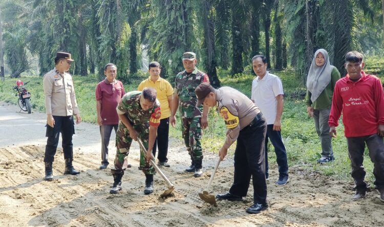 Gelar Gotong Royong Sinergitas, Forkopimcam Kotarih Timbun Jalan Berlubang Jelang Arus Mudik Lebaran