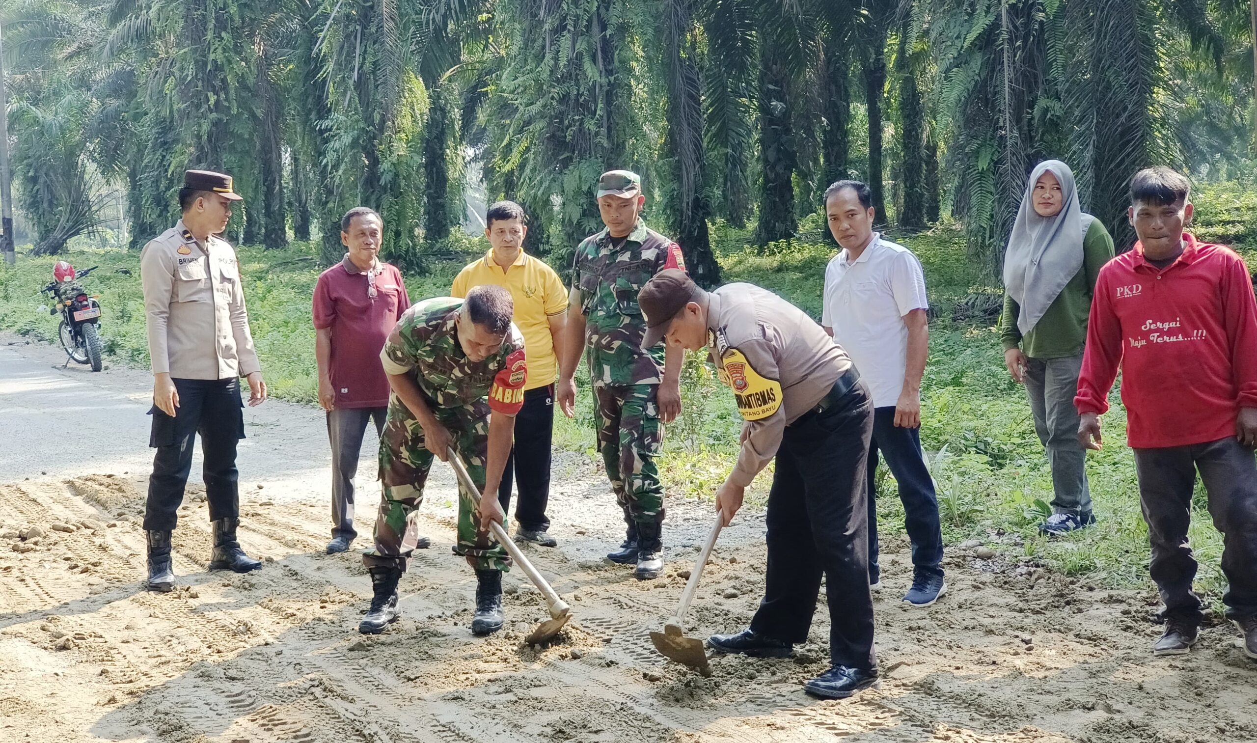 Gelar Gotong Royong Sinergitas, Forkopimcam Kotarih Timbun Jalan Berlubang Jelang Arus Mudik Lebaran Gelar Gotong Royong Sinergitas, Forkopimcam Kotarih Timbun Jalan Berlubang Jelang Arus Mudik Lebaran
