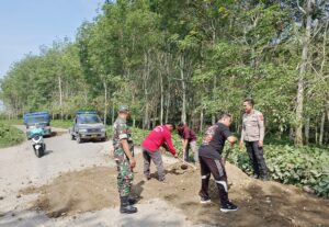 Gelar Gotong Royong Sinergitas, Forkopimcam Kotarih Timbun Jalan Berlubang Jelang Arus Mudik Lebaran