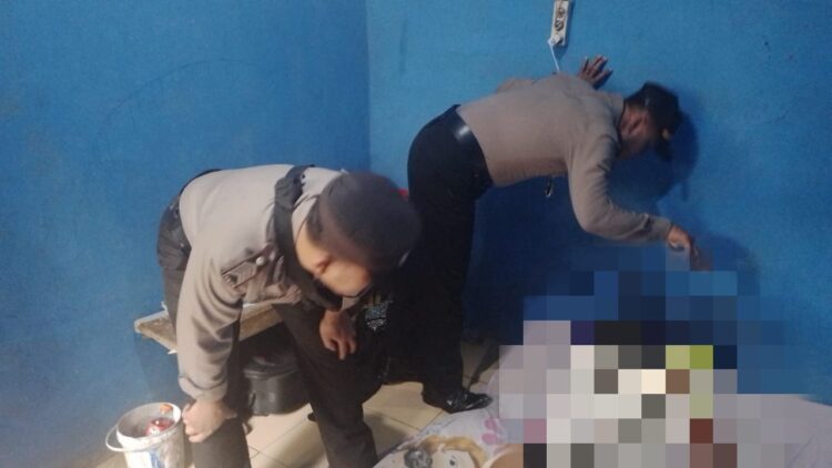 Wanita Asal Nagori Marihat Bukit Ditemukan Tewas di Kamar Kos, Unit Identifikasi Sat Reskrim Polres Simalungun Olah TKP Wanita Asal Nagori Marihat Bukit Ditemukan Tewas di Kamar Kos, Unit Identifikasi Sat Reskrim Polres Simalungun Olah TKP
