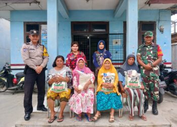 Bhabinkamtibmas Tambun Nabolon Berikan Bantuan Bagikan Bantuan Kepada Penyapu Jalan 