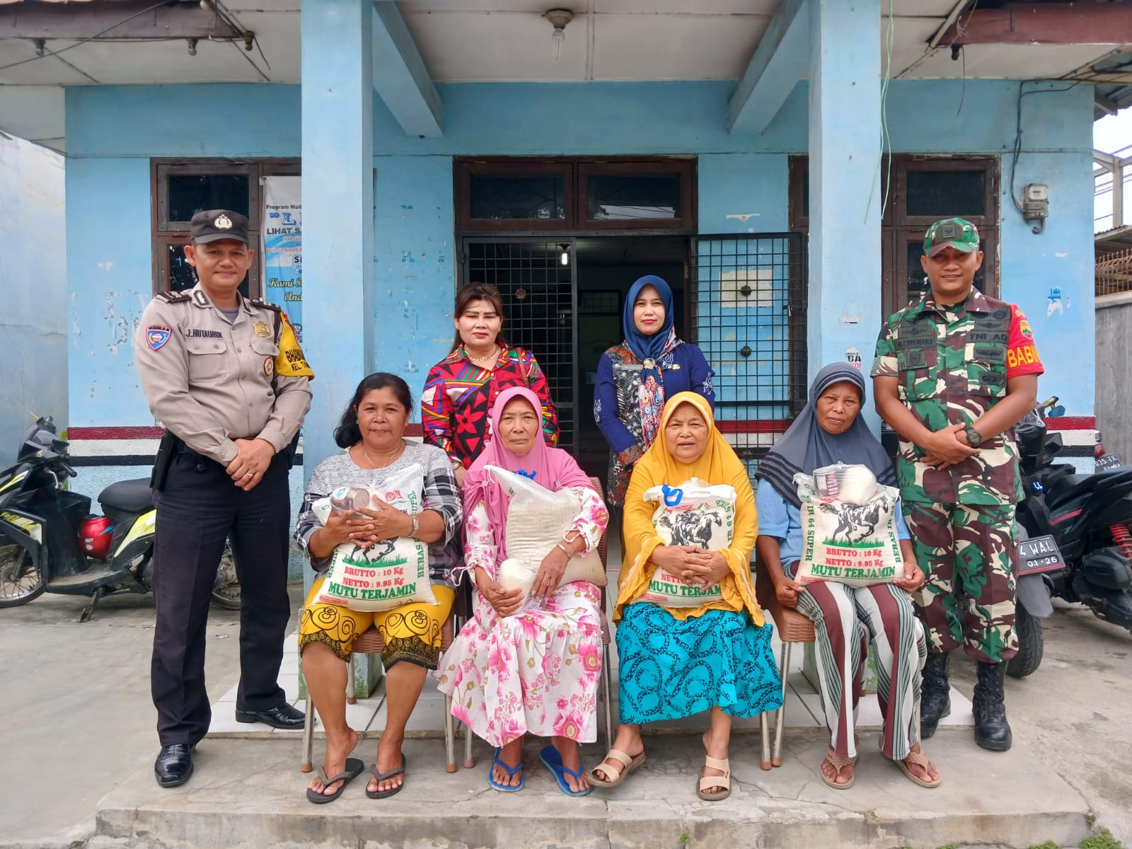 Bhabinkamtibmas Tambun Nabolon Berikan Bantuan Bagikan Bantuan Kepada Penyapu Jalan 