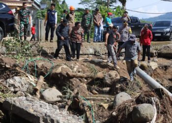 Pj Bupati Bupati Lampung Barat Tinjau Dampak Banjir di Bandar Negeri Suoh